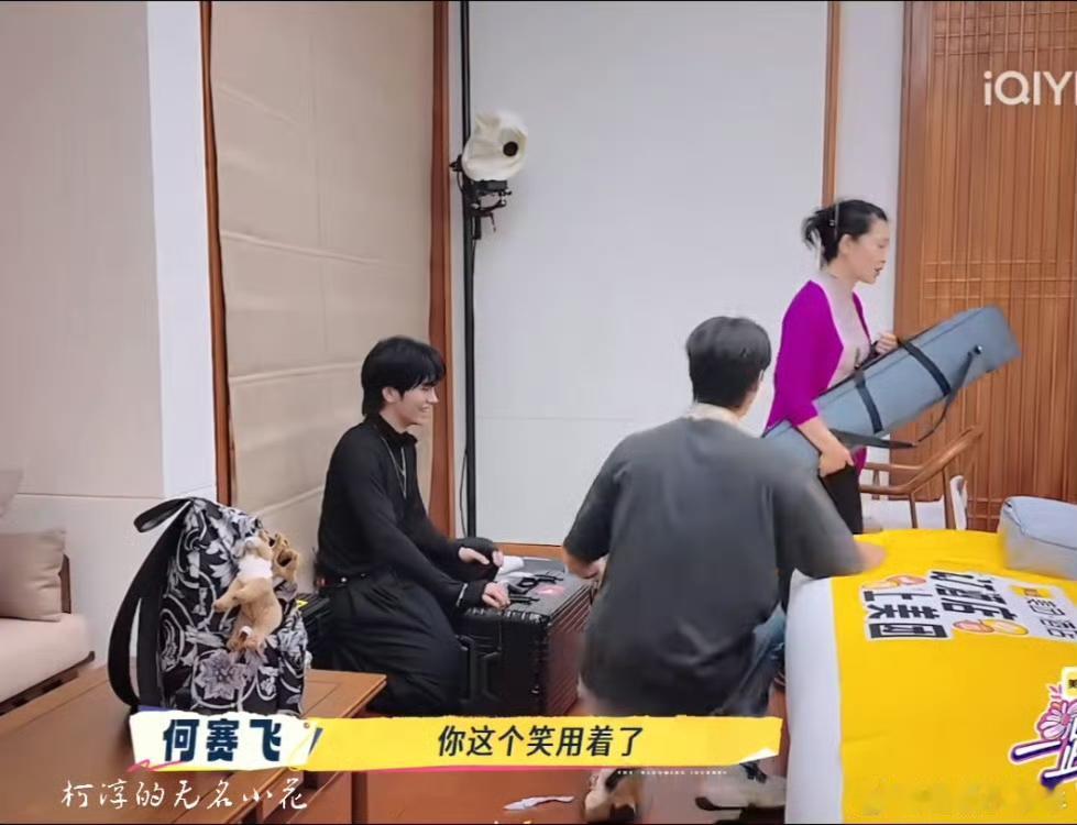 62岁那年，何赛飞在镜头前哭了。不是因为病痛，不是因为委屈，而是一个摔坏的行李箱