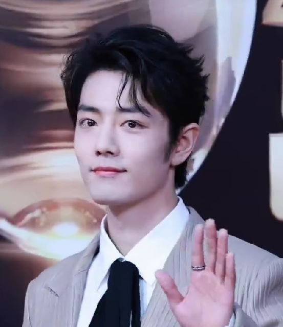 肖战上场前至少五个媒体偷偷吃金嗓子最近娱乐圈的名场面又增加了，肖战上场前的一个