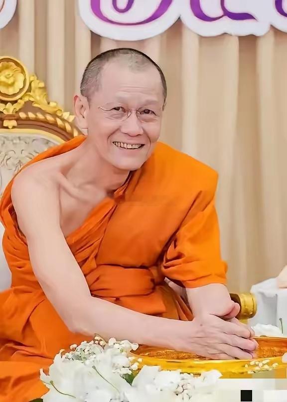 泰国佛牌圈顶流阿赞初翻车，网友戏称他为“圆桌骑士”。但别的不说，泰国高僧这眼光确