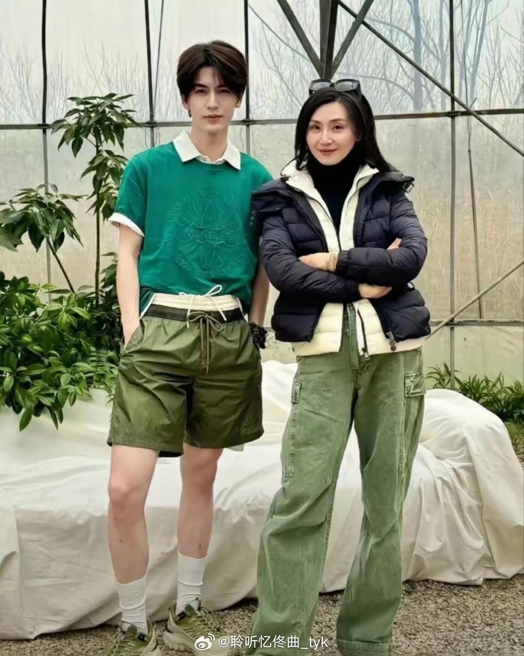 张凌赫的妈妈又年轻又漂亮。