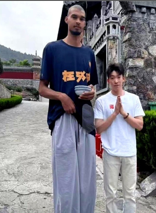 文班亚马又来了。今天是他在少林寺闭关的第六天。原定十天的修行计划已过半，