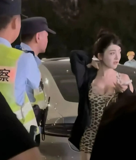 郑州车祸热搜挂了几天，有人光盯着被撞女生发色穿搭议论，倒把大事忘了——肇事车横冲