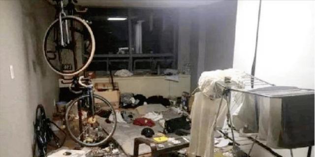 太奇葩了！广东惠州，一女子买了新房后去外地工作，回来时竟发现有一对老年夫妻住在里