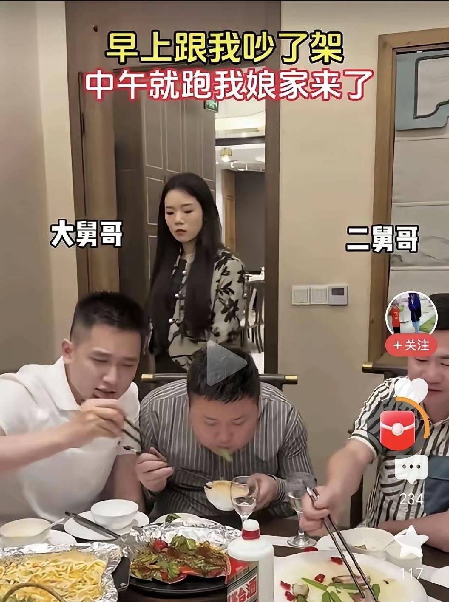 夫妻吵架跑回娘家求助，看着满桌吃喝的哥哥，她瞬间寒了心！一大早，一对夫妻在家爆
