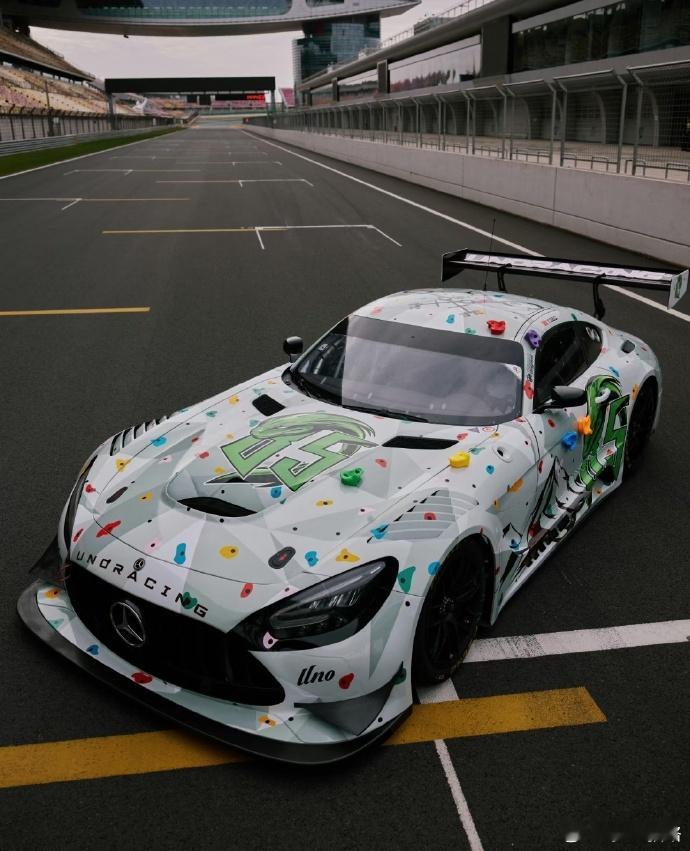 王一博上赛测试新车王一博怼着新赛车狂拍之前王一博开的是奥迪R8这次换成AMG