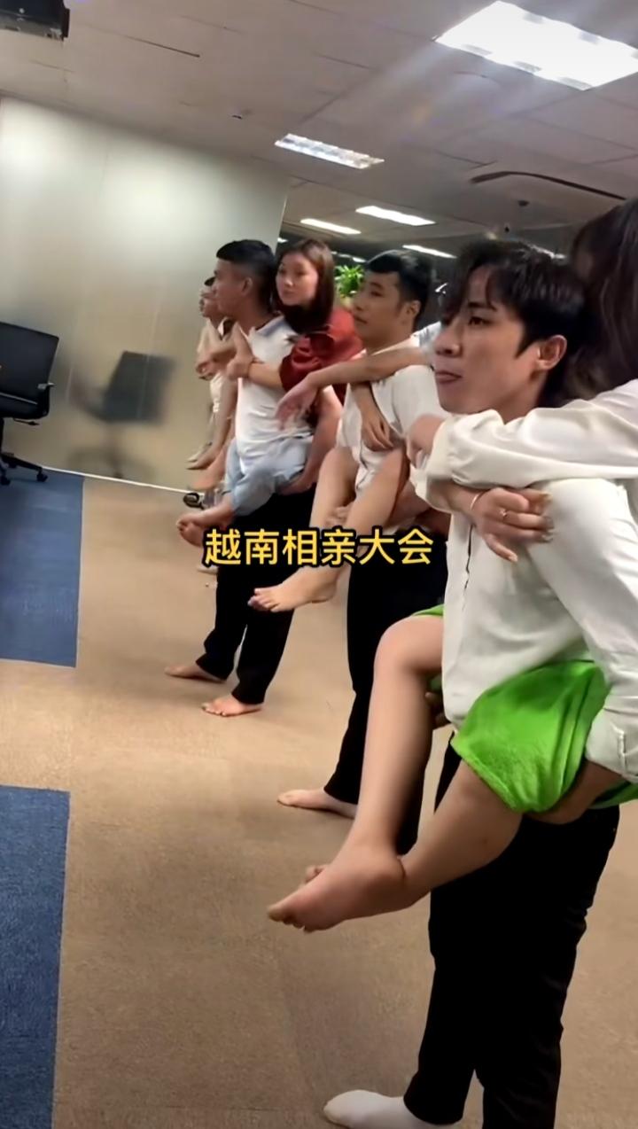 越南相亲大会，活动内容是男的要能背起越南阿妹，即做深蹲，强壮的能抱得美人归。这些