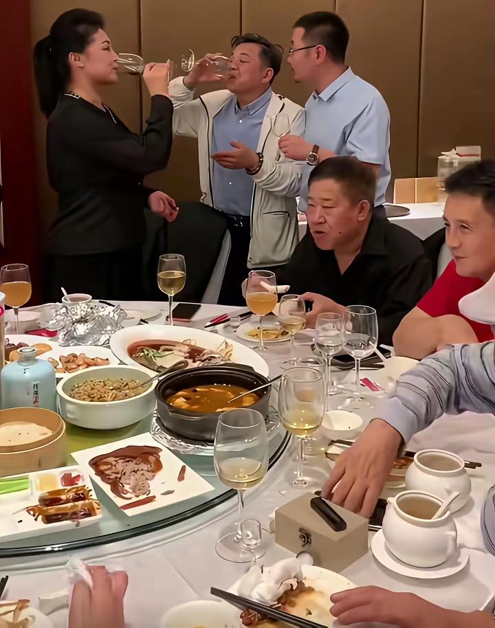 王铎：这种喝酒的方式，叫人怎么说呢？