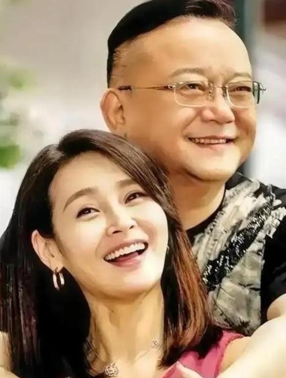 1996年秋天，48岁的王刚和36岁的成方圆在北京组建了家庭。王刚1948年出