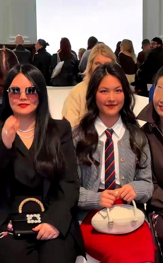 李湘穿黑衣、戴珍珠、披西装，不是为了遮胖，是想和女儿王诗龄搭出一种母女的默契。