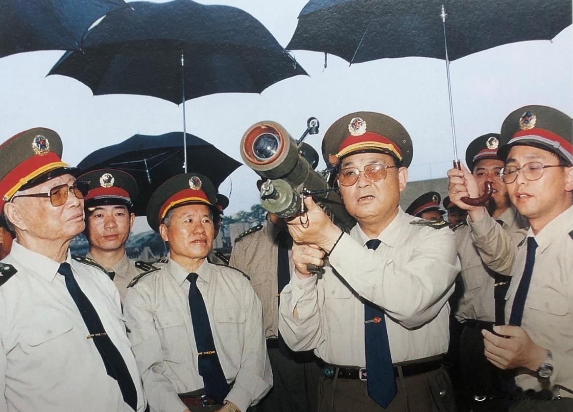 上世纪九十年代，济南军区司令员张太恒、政委宋清渭陪同军委副主席张震（左一）视察部