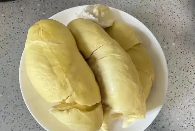 昨天去丈母娘家，由于天气太热，我进门后就打开冰箱找水喝，无意中发现了一盘榴莲，我