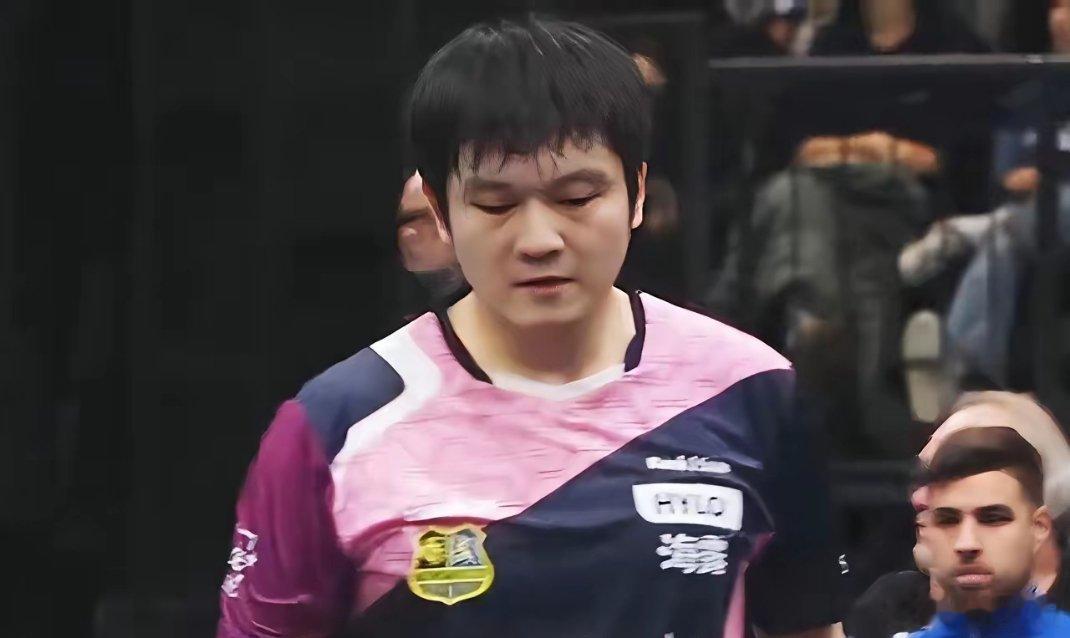 在乒乓球欧冠联赛1/4决赛第二回合较量中，代表萨尔布吕肯出战的樊振东，先后以2-