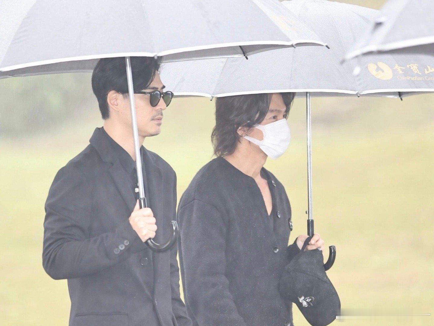 大S雕像大S去世一周年，好多人来看她！大S去世一周年，在她的纪念雕像揭幕仪式家人