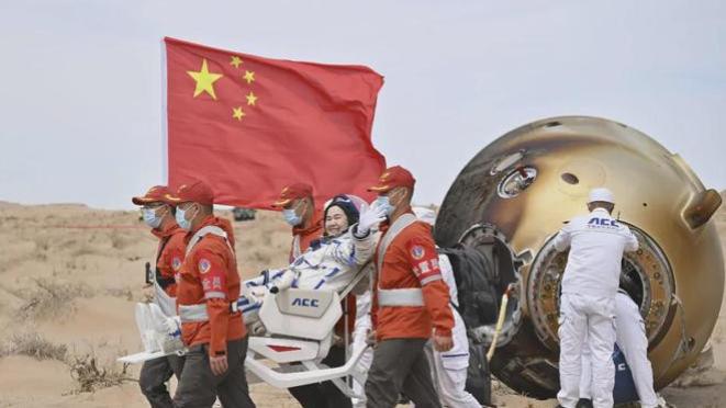 技不如人?神十九回家,我国航天员出舱抬着走,美国的却活蹦乱跳