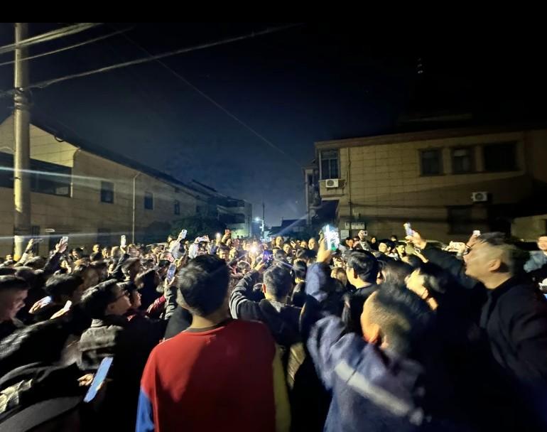 一个女的带动整个村的经济，血赚，战况就是如此激烈，主要是男主爸妈都在，后面都被帽