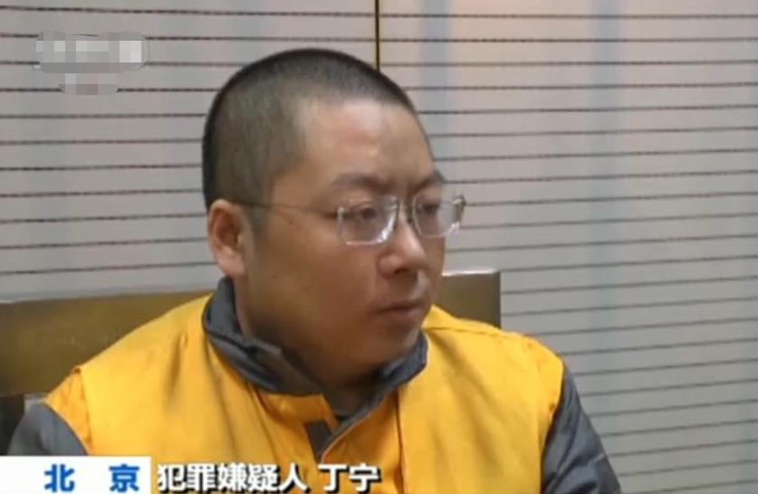 他18个月挥霍掉了380亿，平均一个月花20多个亿，他广选“后宫”，建立私人武装