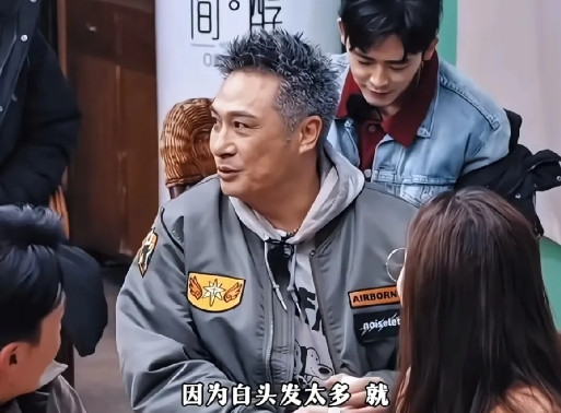 近日，吴镇宇在综艺《无线超越班3》中以一头白发亮相，与以往黑发形象大相径庭。倪萍