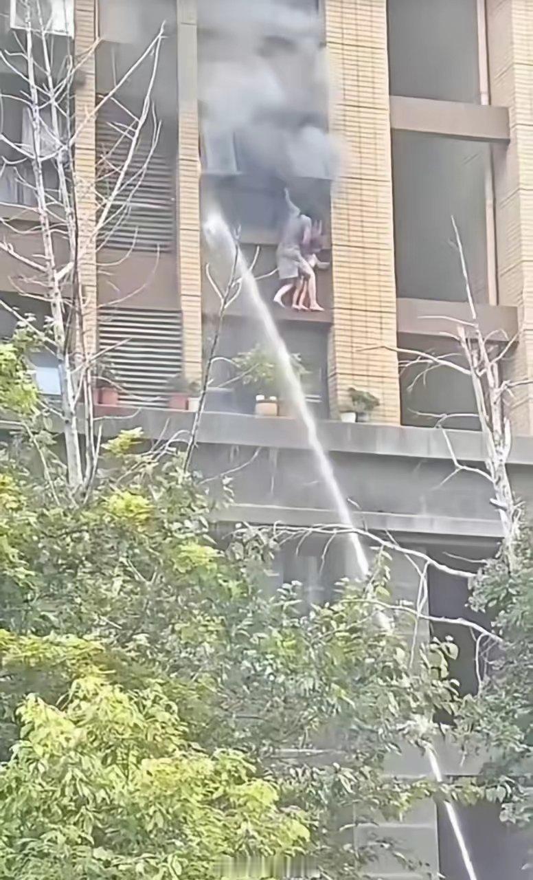 连云港火灾最新通报来了，当时并不具备铺设气垫条件，并且由于楼下比较狭窄，也不具备