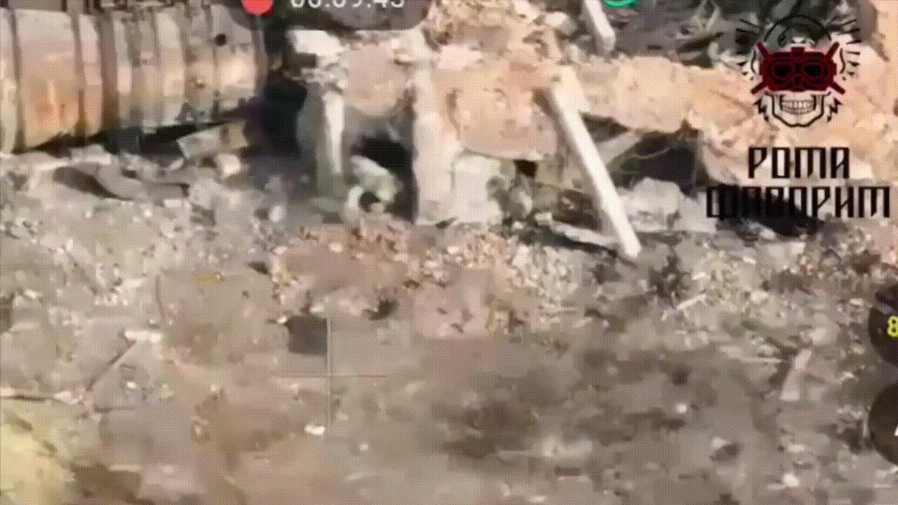 安全意识差，好奇心害死人！一名俄军士兵看到一架乌军未爆炸无人机坠地，他
