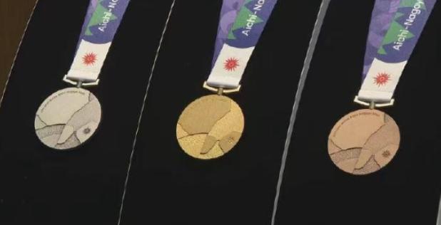 不对劲了！中国队金牌一把一把往回搂，可奖牌上刻的全是英文“CHINA”，运动员身