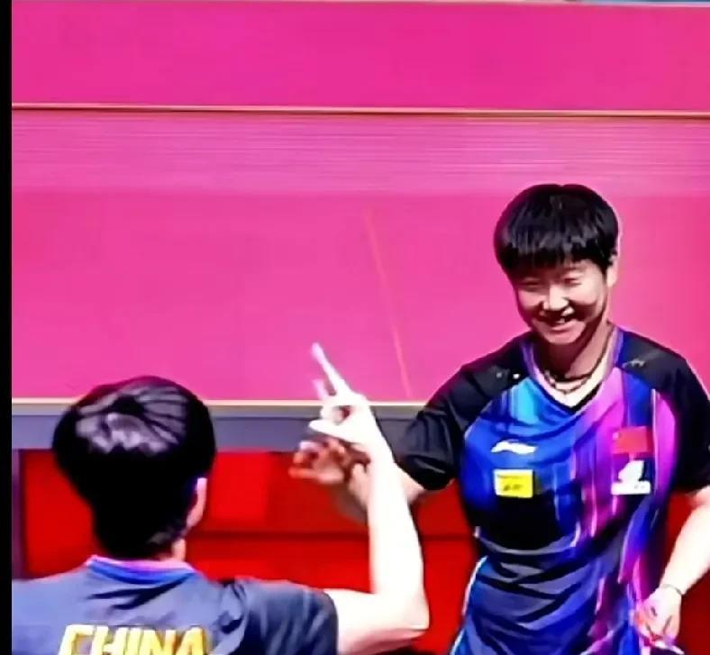 他向她笑着走来，竖起三个手指，她向他笑上前一步，本能的把右手拍换到左手！相拥的