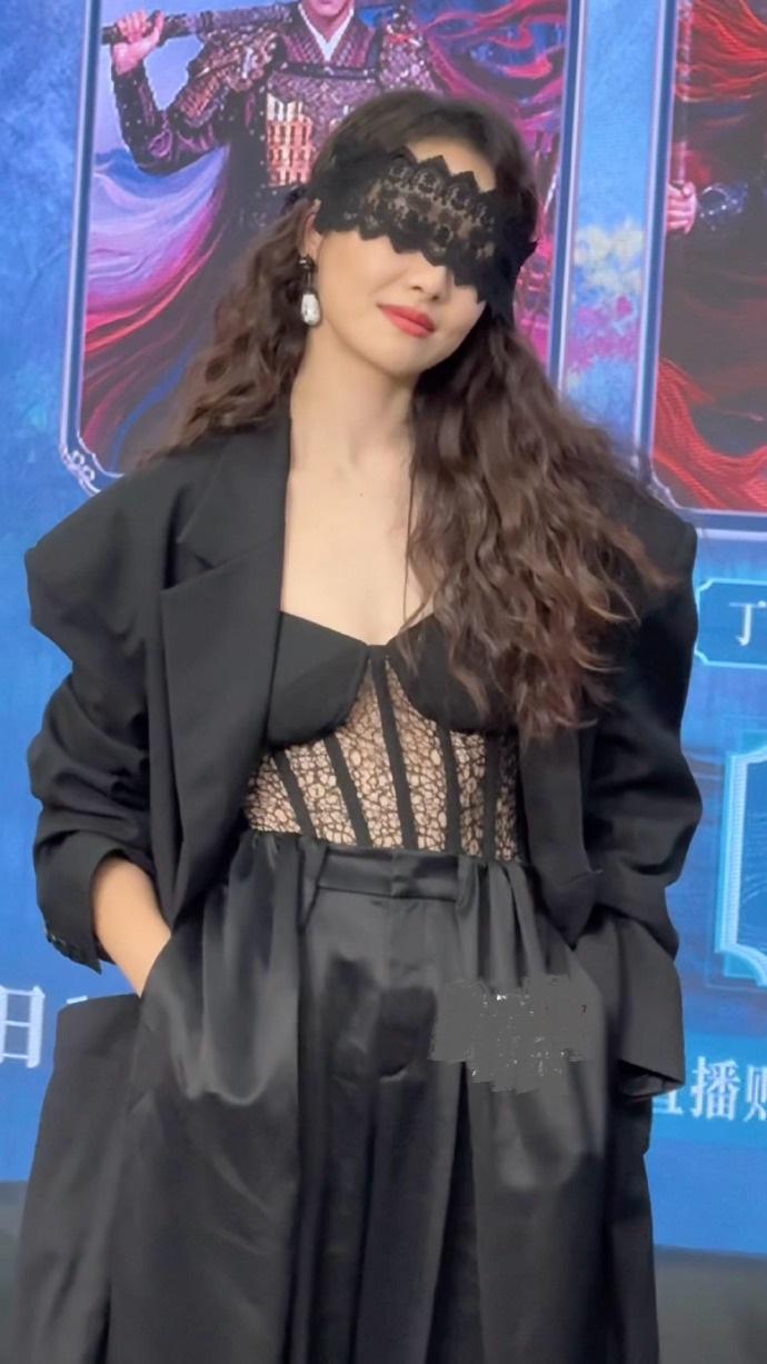 今天宋茜在出席时尚活动的时候搭配了一身黑色的衣服，看起来特别的显年轻。她里面