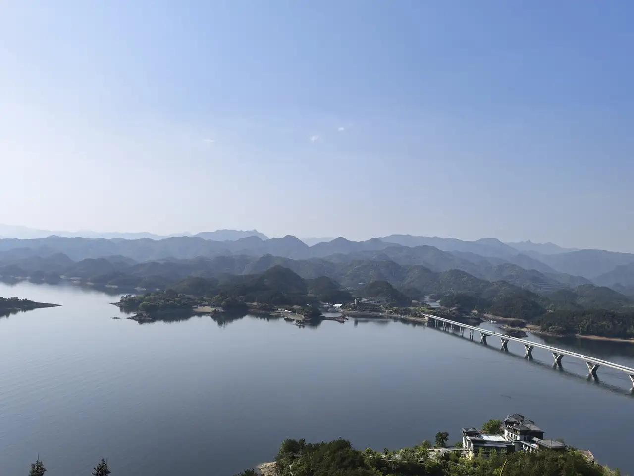 牧民找到它的时候，小骆驼侧躺在沙丘背后，身上全是沙土，呼吸弱得像随时要断。他蹲下