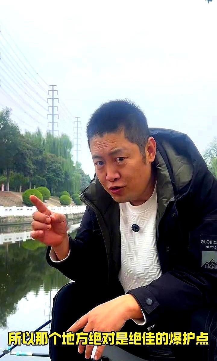 冬天钓鲫鱼，不是靠运气，是靠温度。水温差半度，鱼就不咬钩。你手摸水，误差能差