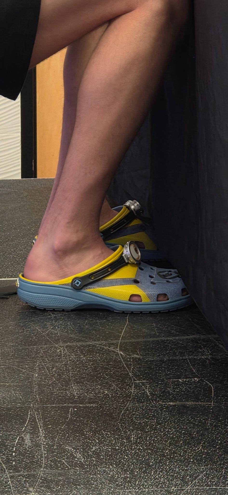 约老师的洞洞鞋