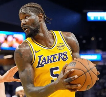 NBA常规赛，湖人以119-95战胜雄鹿。赛后，湖人中锋艾顿接受了采访。湖人此