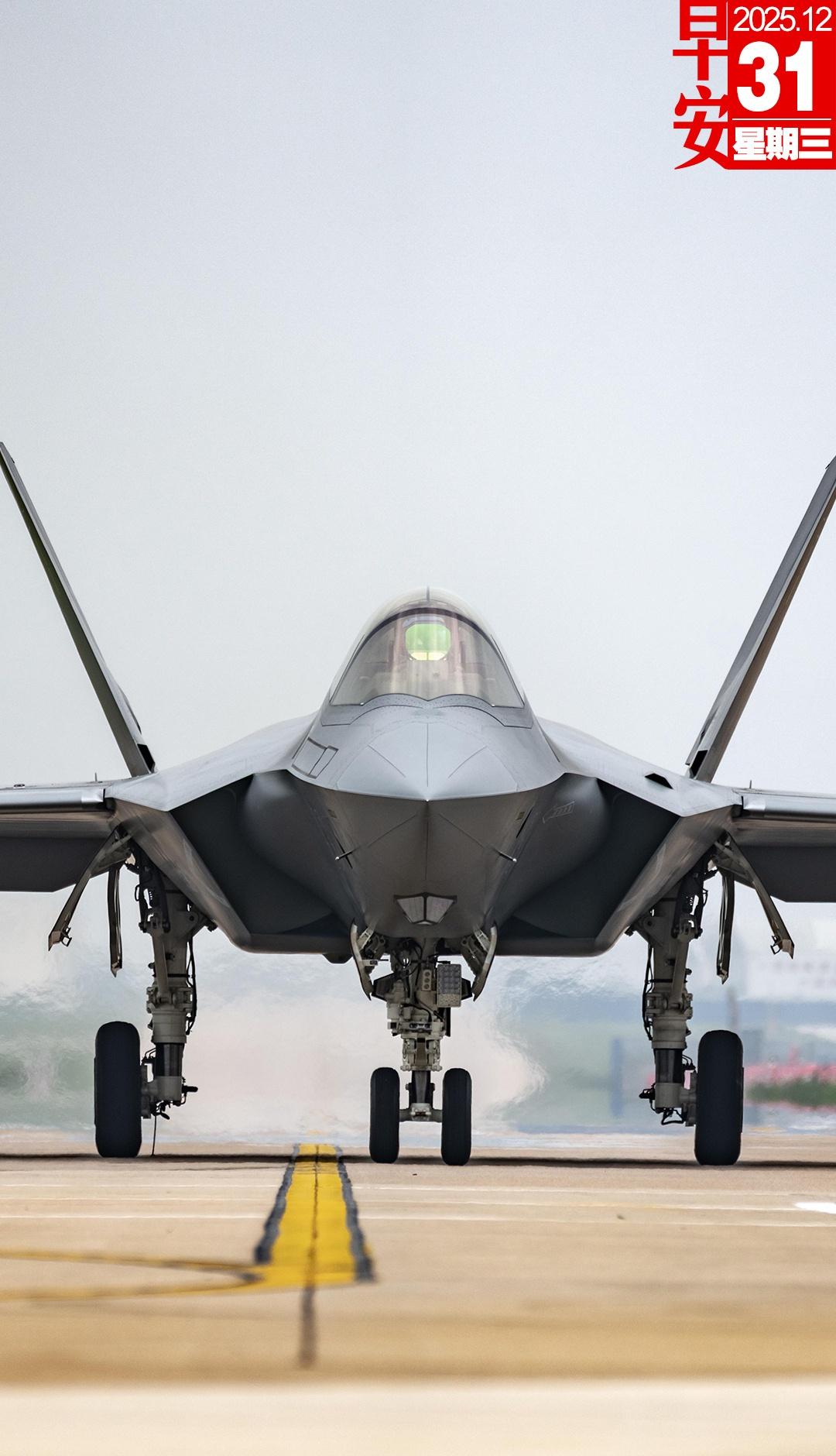 歼35舰载机美图太美了，个人认为这是目前颜值最高的现役战斗机图源万