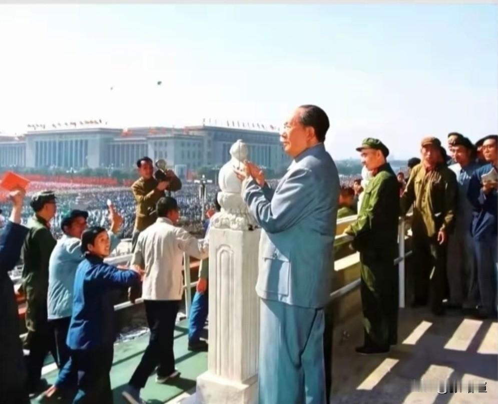 如明月照山河，深深镌刻在中华大地，人民感恩伟大领袖毛主席。
