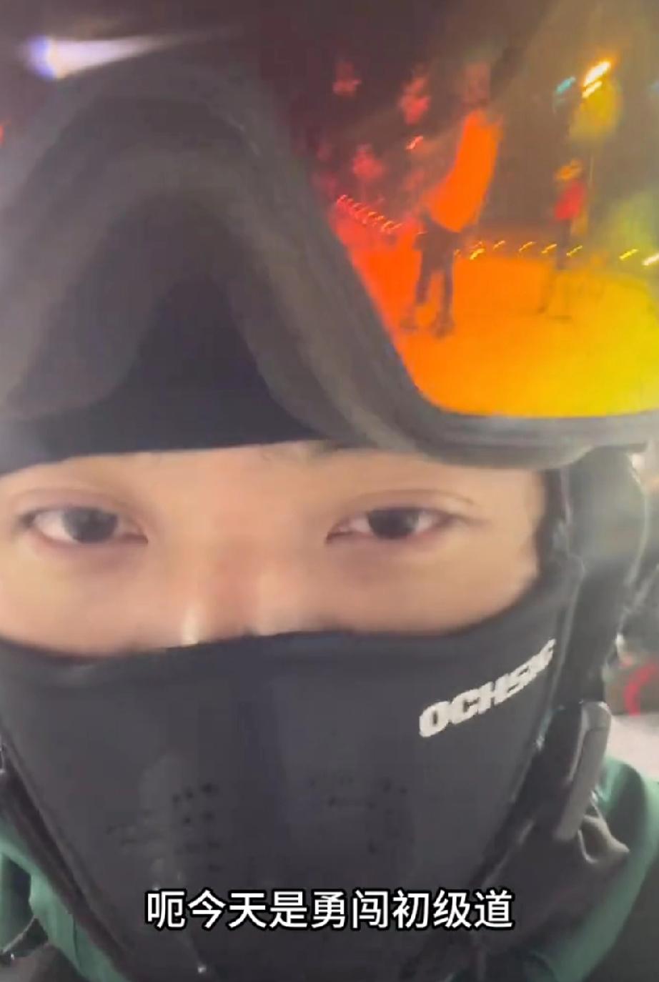 鹏鹏又抽空去滑雪了，不过这次进步很大哟！他说这次勇闯初级道，现在已经基本可以抛弃