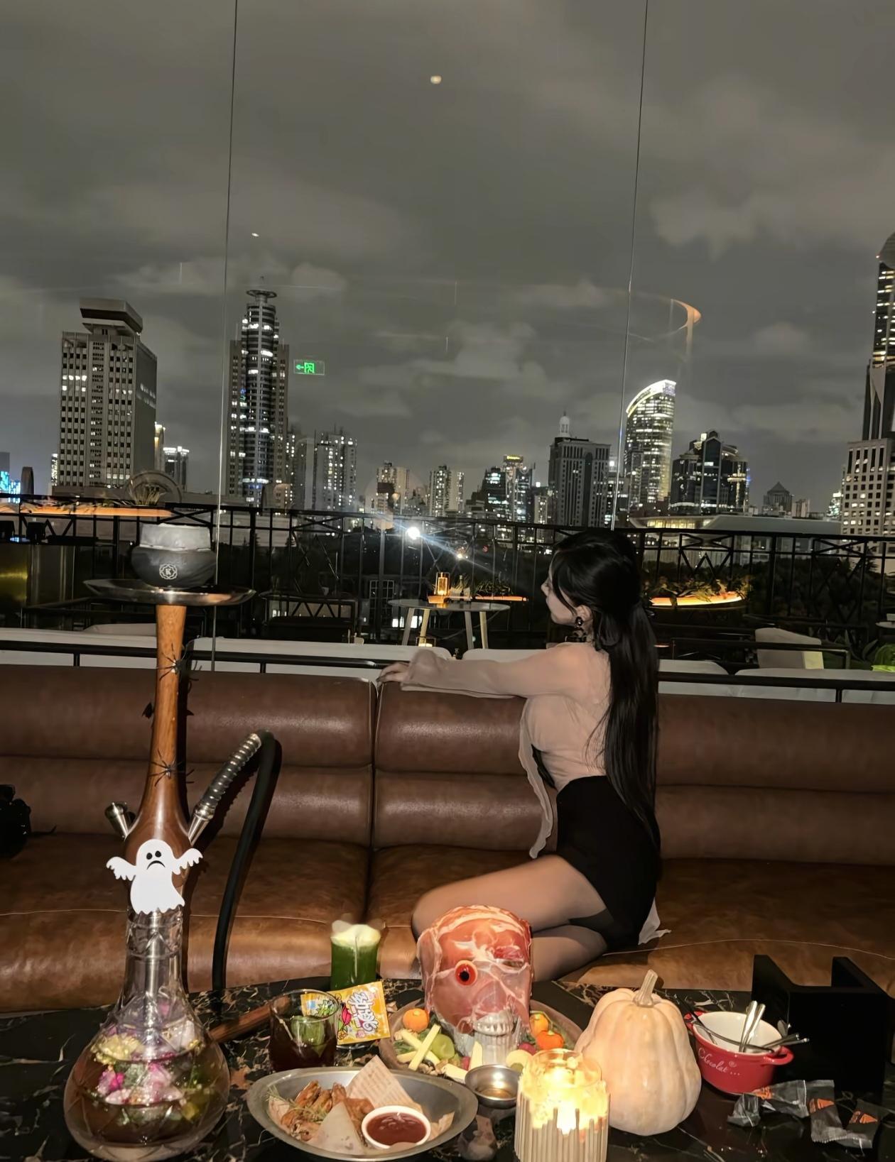 都市夜色下的神秘聚会，尽享都市生活的奢华与浪漫。