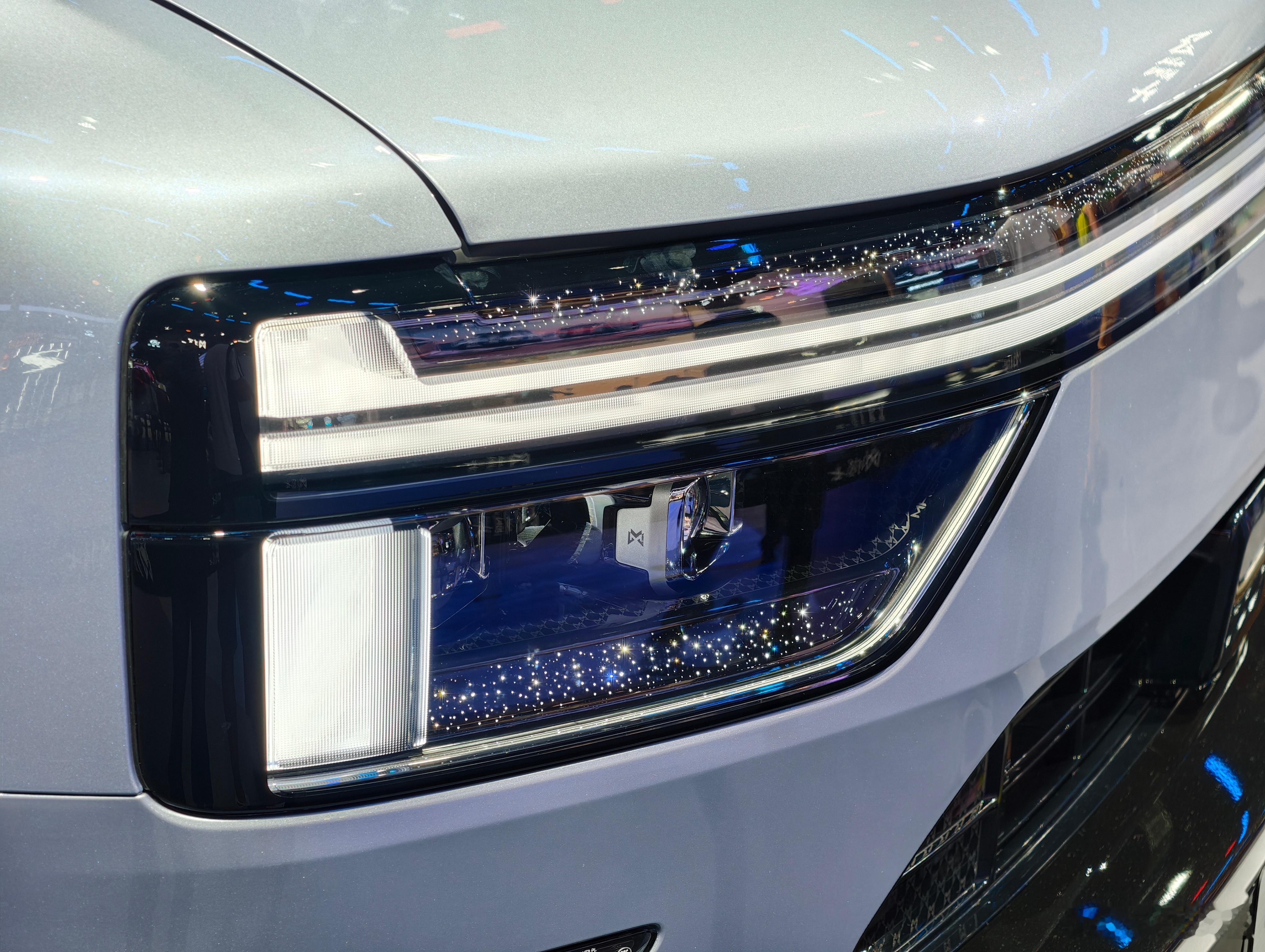 2026成都车展东风猛士发布全新车型——猛士X700定位是豪华智慧全地形SUV