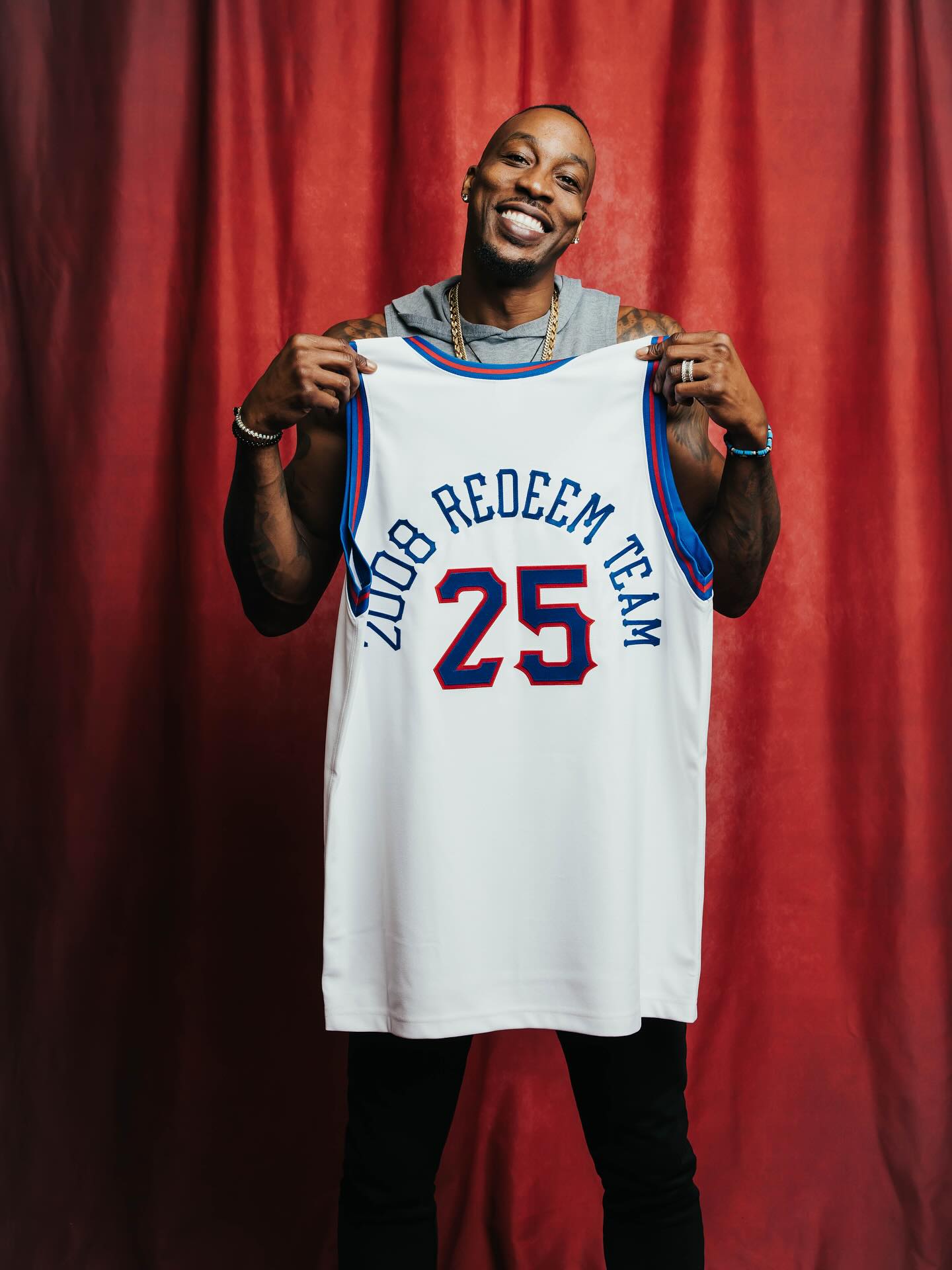 仪式即将开始! NBA官方晒2025届名人堂成员们手持球衣照