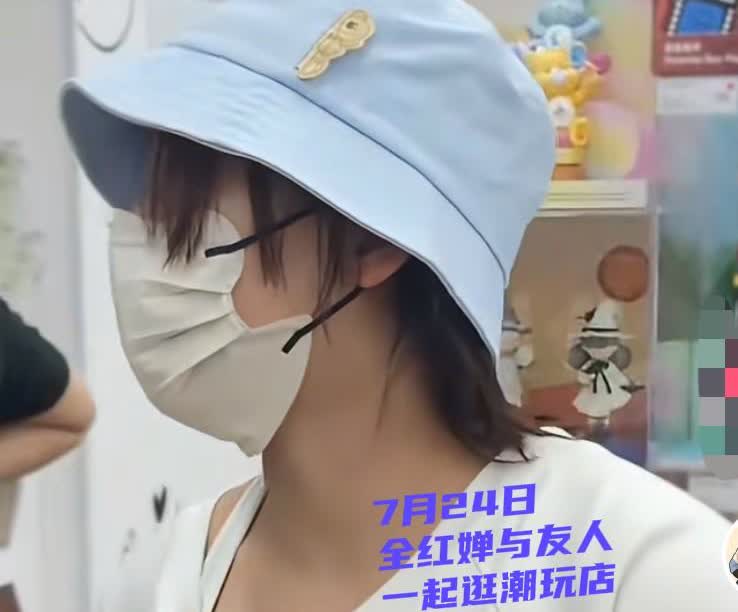 在训练馆待了两天的全红婵出去逛街，放松一下，看起来一点都不胖，还玩起