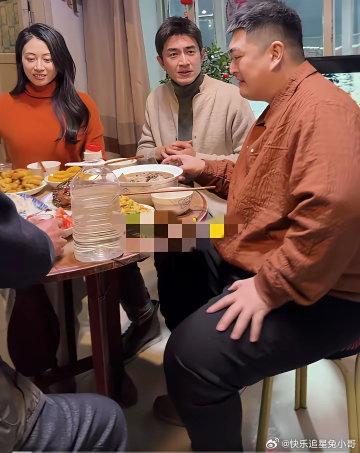 本山大叔的公子牛牛与林更新等人聚餐时的一幕，没想到他们也是和朋友。