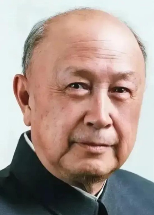 1964年，钱学森回家吃饭，夹起一块红烧肉，突然惊呼：“别吃，拿去化验！”，谁知
