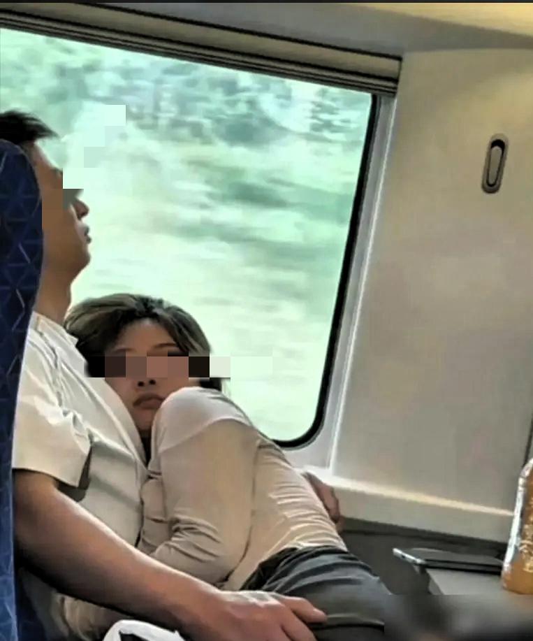 广东那趟高铁，一对情侣从上车到下车亲了整整40分钟，邻座女乘客直接发帖吐槽，说“