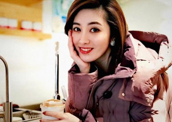 美国民众终于觉醒！美国一名美女主播一句话捅破窗户纸，她曾经表示：中国在为中国而战
