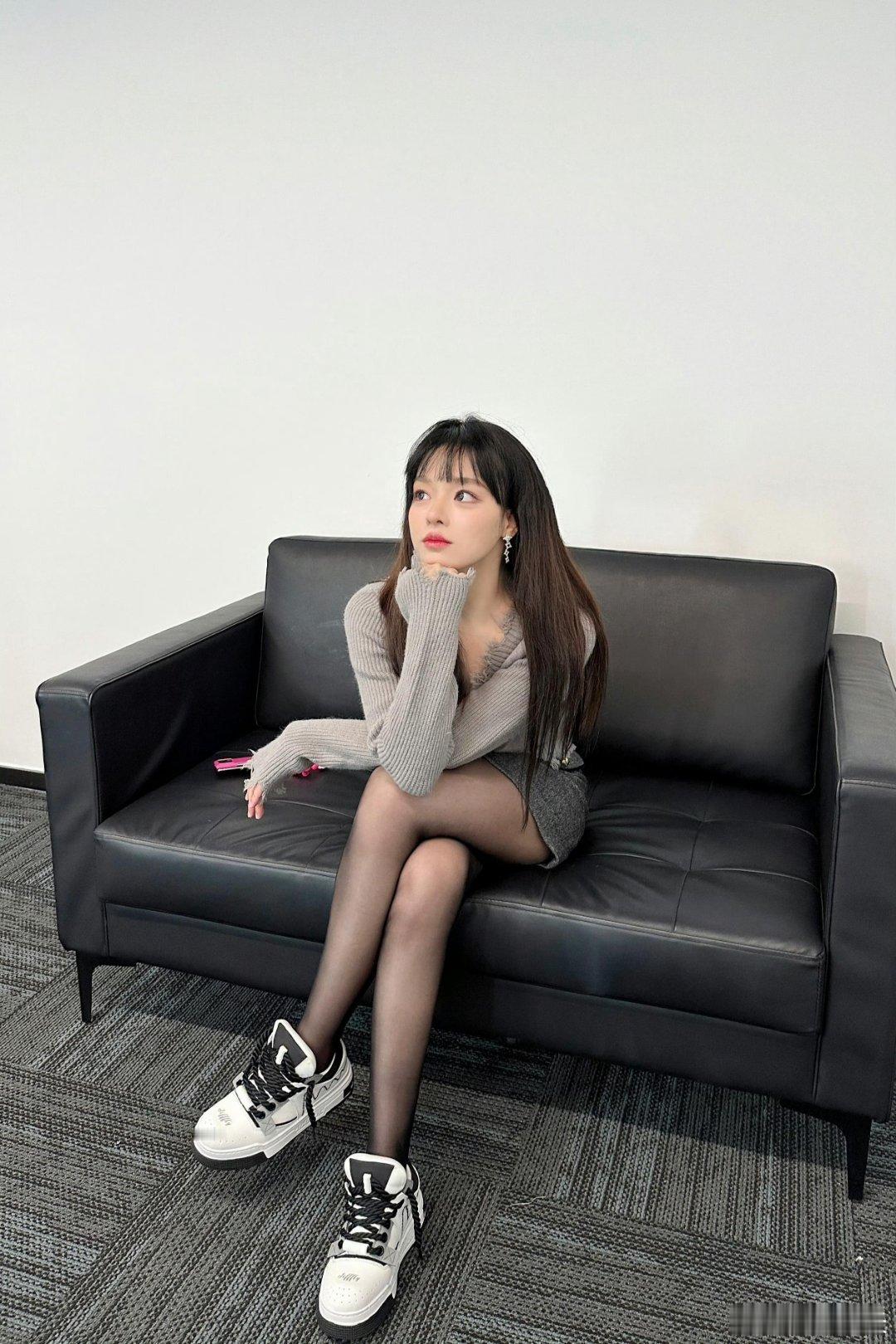 丝袜顶级爱好者~歌手黄霄雲不论日常还是演出，面包都对各种丝袜情有独钟。可以说丝袜