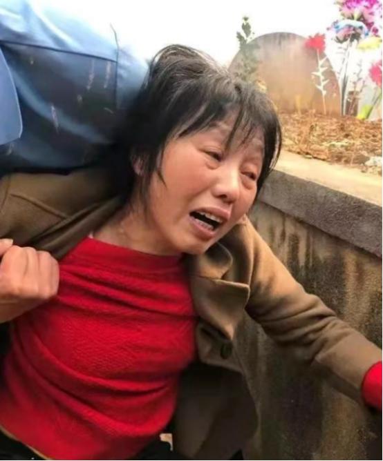 “陶荣华，你睁眼看看！儿子我给你养大了！”2019年清明，云南麻栗坡烈士陵园第九