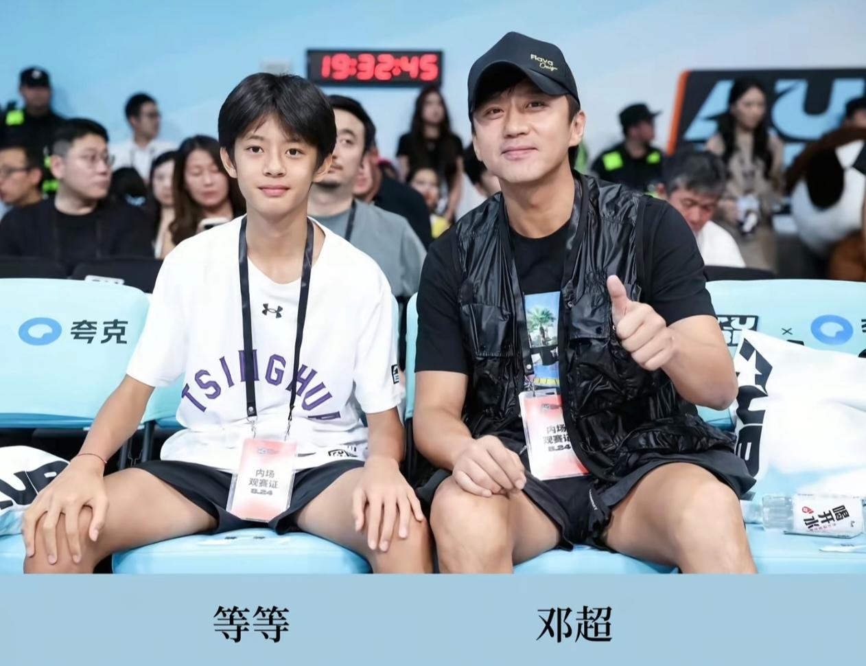 邓超和孙俪的儿子等等，每次露面都让人眼前一亮。他的眉眼简直是孙俪的复刻版，清