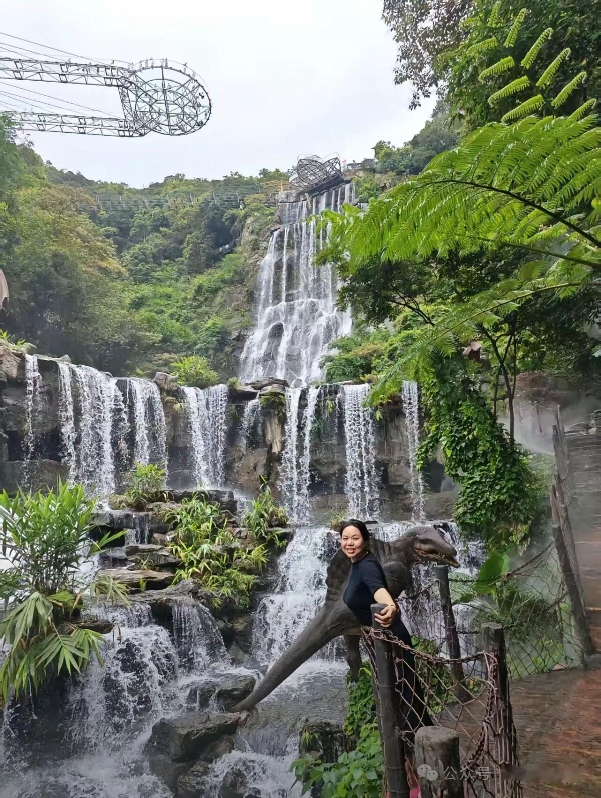 三叠瀑布，风景如画，上面还有一个悬空的玻璃平台，美女在打卡，差点与恐龙模型看错了