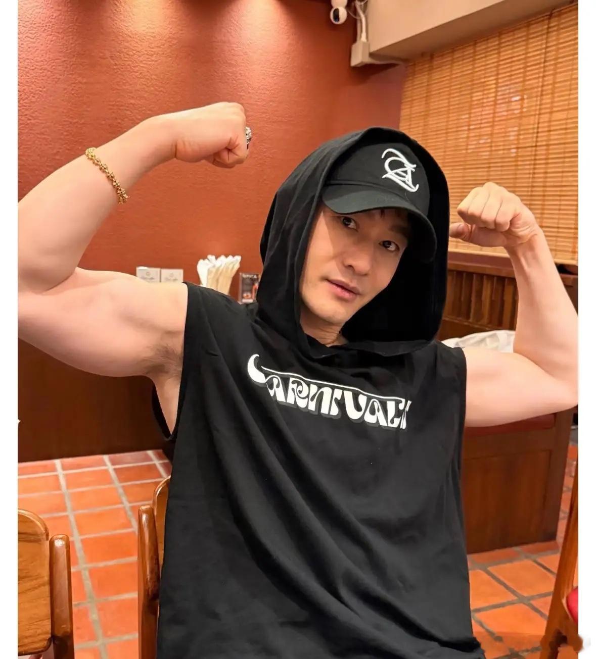 周杰伦晒与黄晓明合影！俩人刻意晒肱二头肌，看来都超级自律啊。