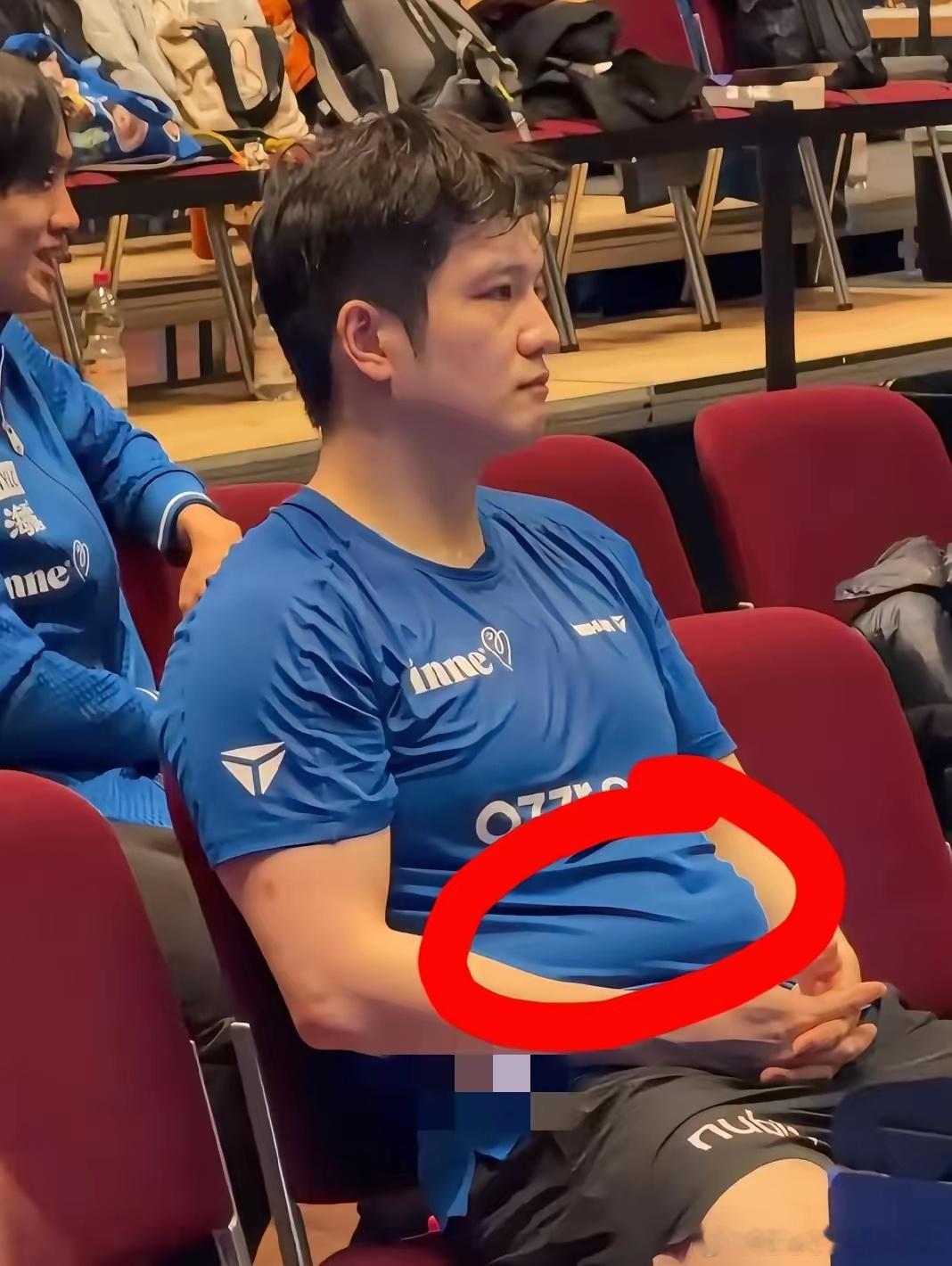 奉劝大家一句，可不要被樊振东外表给骗了，虽然看着是胖胖的，但是他那一身可不是肥肉