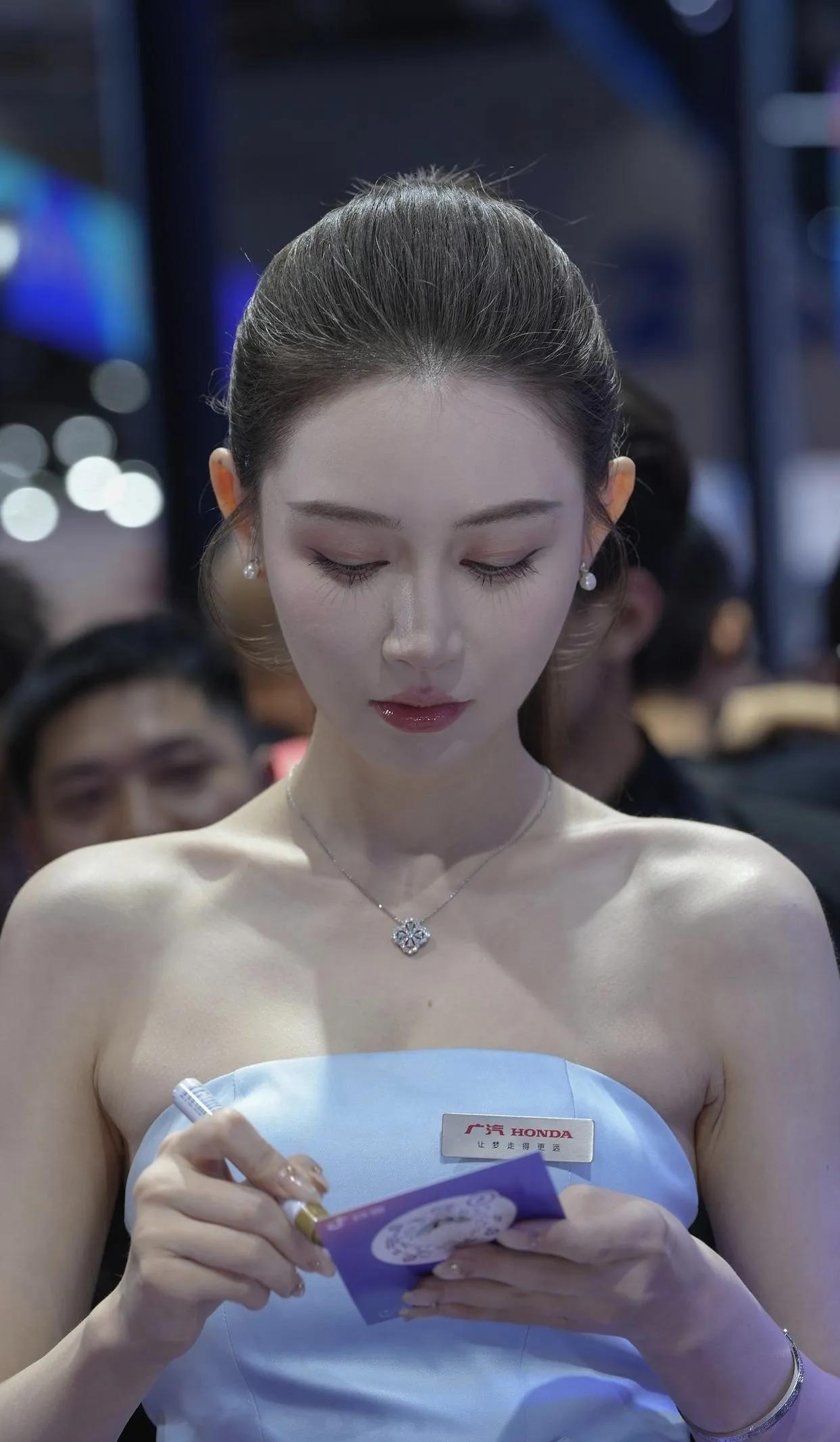 车模敏敏的性感写真真的太绝了！敏敏本名卢雾雾，来自四川眉山，身高174cm。她被