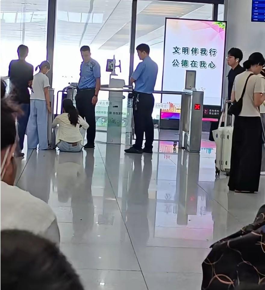 7月15日，江苏南京，检票口都已经停止检票好几分钟了，女子才和孩子姗姗来迟，女子