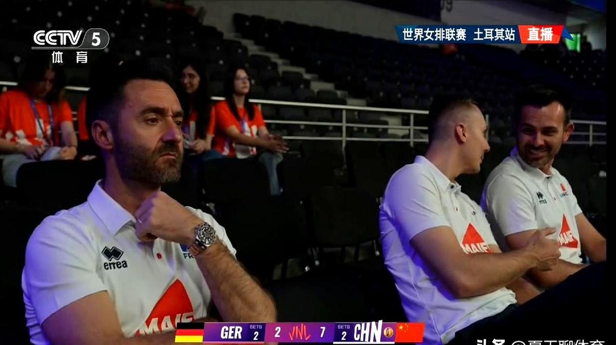 法国女排又来看台上研究中国女排了。去年世锦赛就是这么把咱们的4号位进攻研究透，